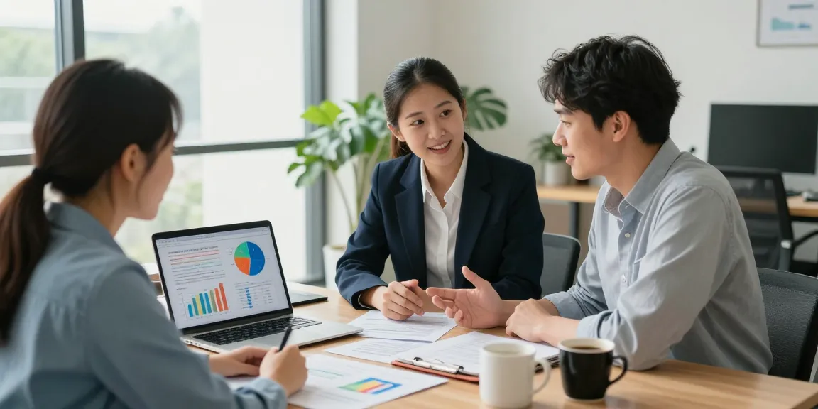 税理士が現代的なオフィスで小規模事業者に みん社保 の利点を説明している。
